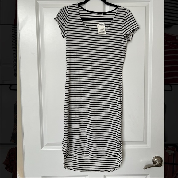 Black and white ribbed shirt sleeved dress - Picture 1 of 3